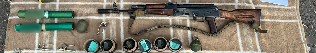 Зброя та міни: у Луцьку затримали 48-річного чоловіка з арсеналом у гаражі