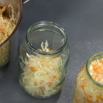 Скільки солі додавати у квашену капусту: точні пропорції на 3-літрову банку, на 1 кг овочів