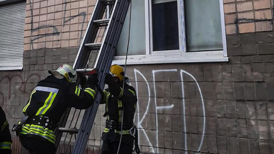 Не виходила на зв'язок: у Луцьку рятувальники відкривали двері квартири, де перебувала жінка