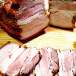 Як приготувати копчене сало без коптильні: простий рецепт із цибулею