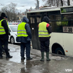 У Луцьку на зупинці маршрутка «провалилася» під асфальт