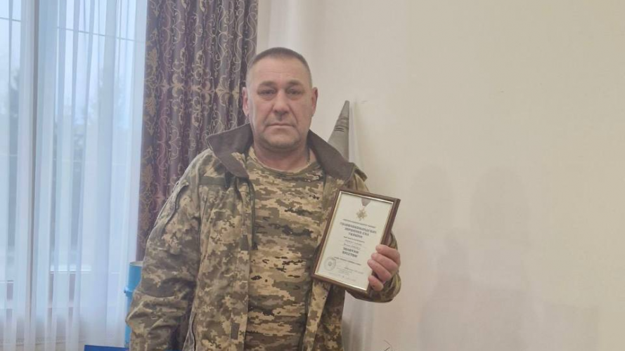 Обороняв Україну на різних ділянках фронту: військовослужбовця з Волині нагородили «Золотим хрестом»