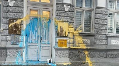 Окупаційну адміністрацію Євпаторії облили жовтою і блакитною фарбами. ФОТОФАКТ