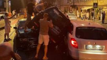 У Львові позашляховик припаркувався на даху двох легковиків. Фото