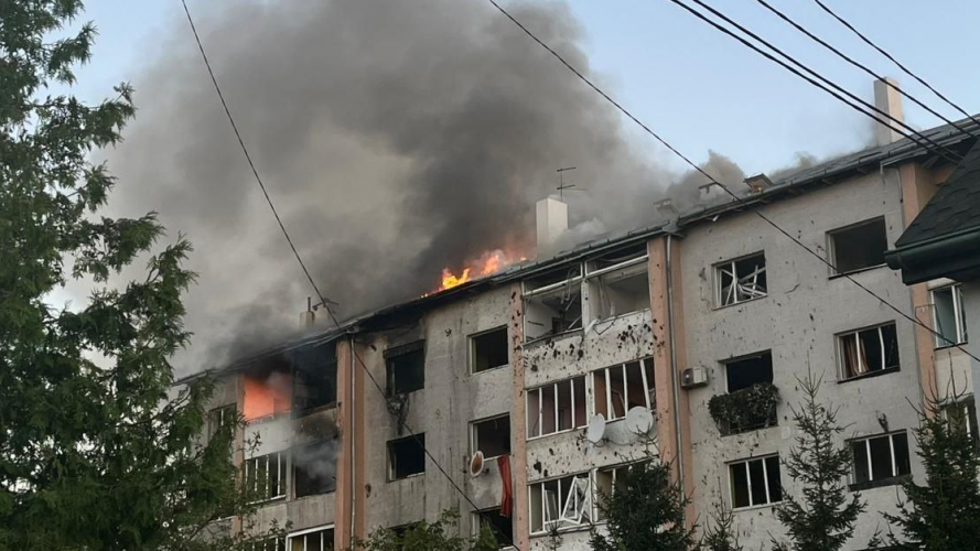 У Львові - влучання в житловий будинок, горять верхні поверхи