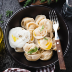 Не злипнуться і не розваляться: чому не можна кидати пельмені в окріп