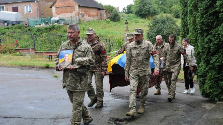 Понад півтора року вважався зниклим безвісти: на Волині поховали Героя Юрію Лозу