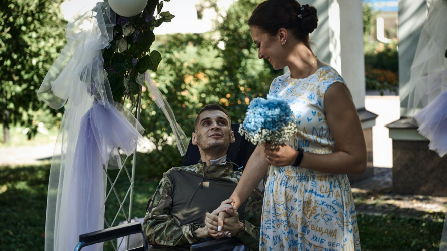 «Ідеальний момент — це той, що зараз»: важкопоранений військовий прокинувся в реанімації за день до свого весілля