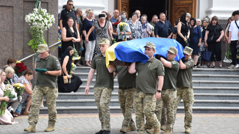 Повернувся «на щиті» через рік після загибелі: у Луцьку в останню дорогу провели Героя Володимира Андрійчука