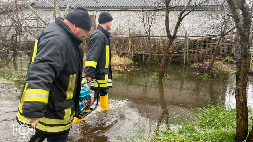 На Волині рятувальники продовжують відкачувати воду з підтоплених територій