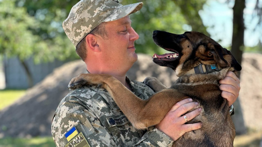 Пройшов пекло Бахмута, а тепер служить із незвичайною напарницею: історія прикордонника з Волині та вівчарки Ірми