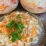 Скільки солі додати в квашену капусту, щоб хрумтіла і не скисла: порада від бабусі