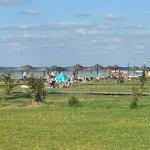 Оксамитовий сезон на Світязі: відпочивальники досі купаються та смакують пончиками