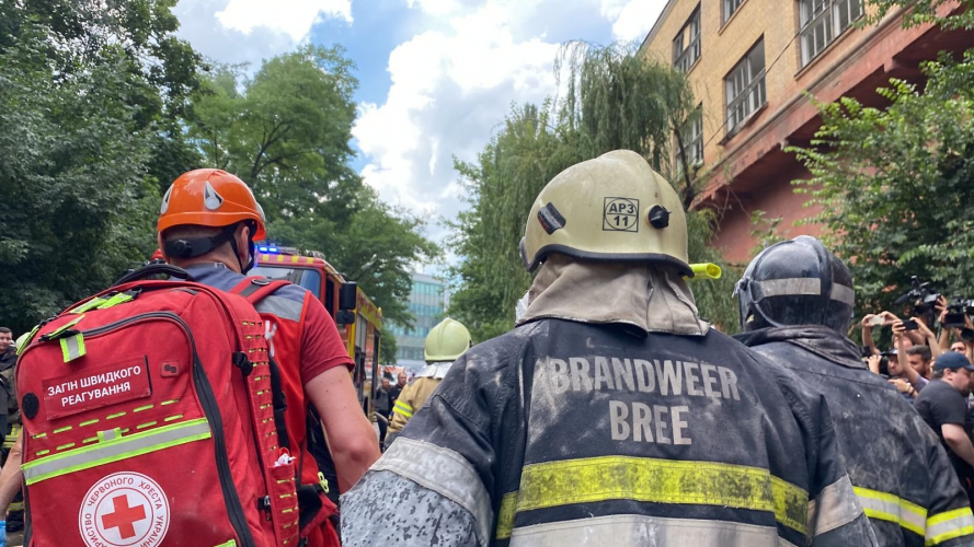 Рятувальники дістали з-під завалів у Києві постраждалу маму семирічної дівчинки