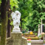 Цвинтарний етикет: коли прибирати могили на кладовищі