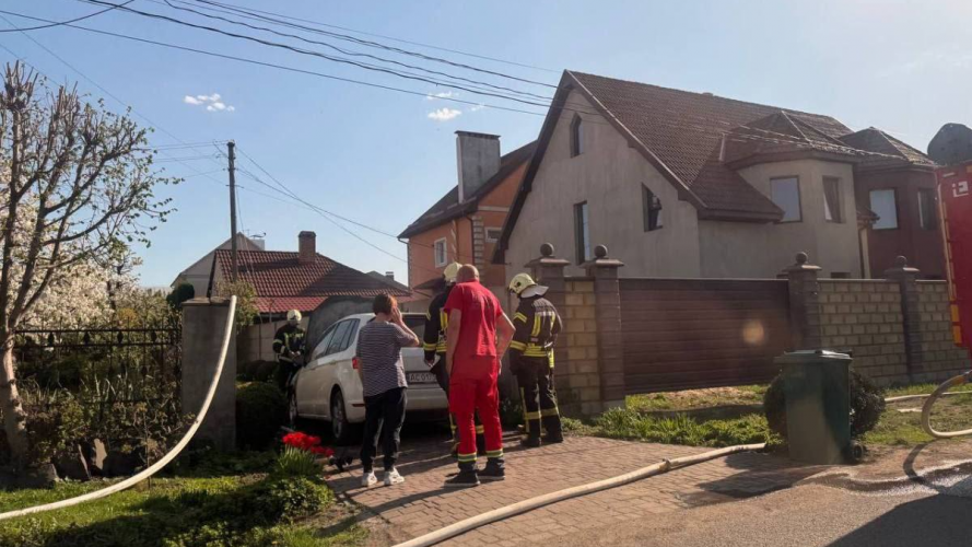 У Луцьку на приватному подвір'ї загорівся автомобіль
