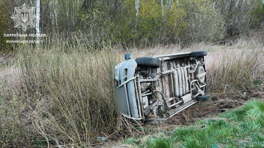 Тиснула на газ, поки не злетіла: на Волині водійка Mercedes опинилася в кюветі