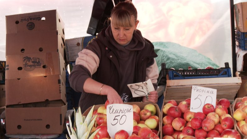 Покупців ціна не лякає: на Волині стрімко здорожчали сезонні фрукти