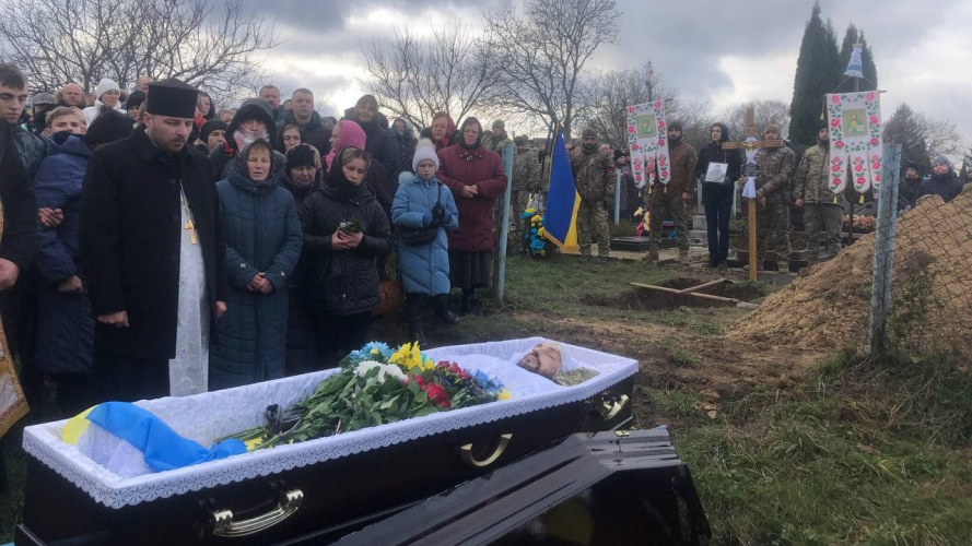 Відспівали у храмі, парафіянином якого він був: у Луцькому районі поховали командира відділення снайперів Василя Струцюка. Фото