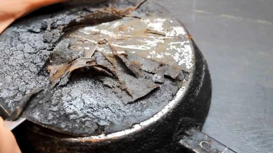 Застарілий жир і нагар відпадуть самі: як очистити сковорідку без хімії