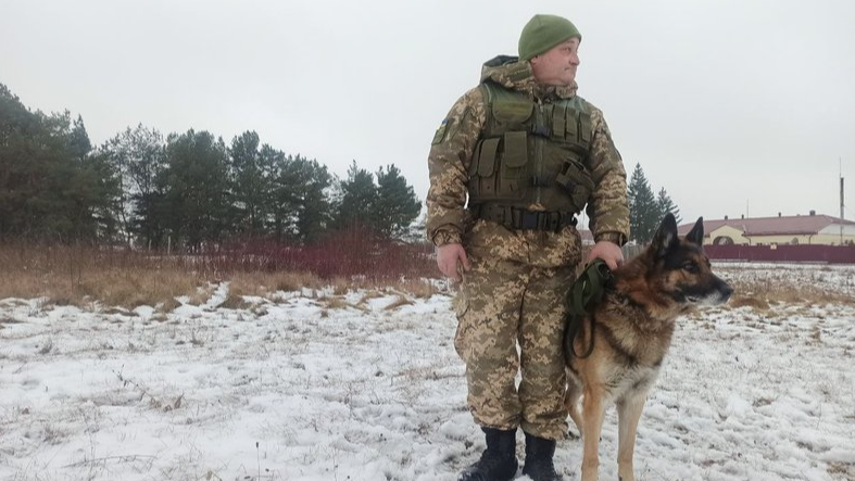 Кінолог з Волині тренує собак для охорони держкордону