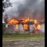 Вогонь повністю охопив дах: на Волині загорілася дерев'яна будівля. Відео