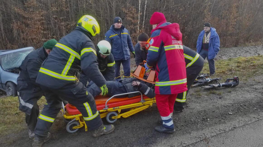 На Волині авто злетіло в кювет: в машині застряг чоловік. Фото