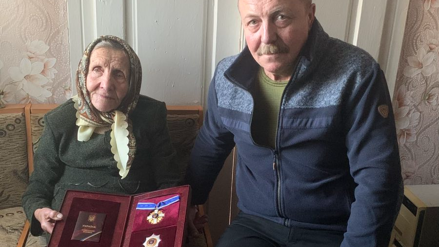 Щаслива мати, бабуся та прабабуся: у громаді на Волині з 90-річчям привітали довгожительку