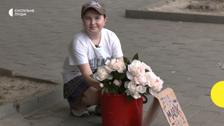 У центрі Луцька школярка продає півонії, щоб зібрати гроші на квадрокоптер для підрозділу батька