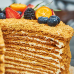 Медовик, як у мами: швидкий рецепт на сковороді