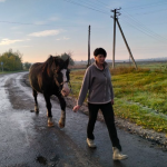 Вся робота — на її плечах: волинянка веде господарство, поки чоловік захищає Україну