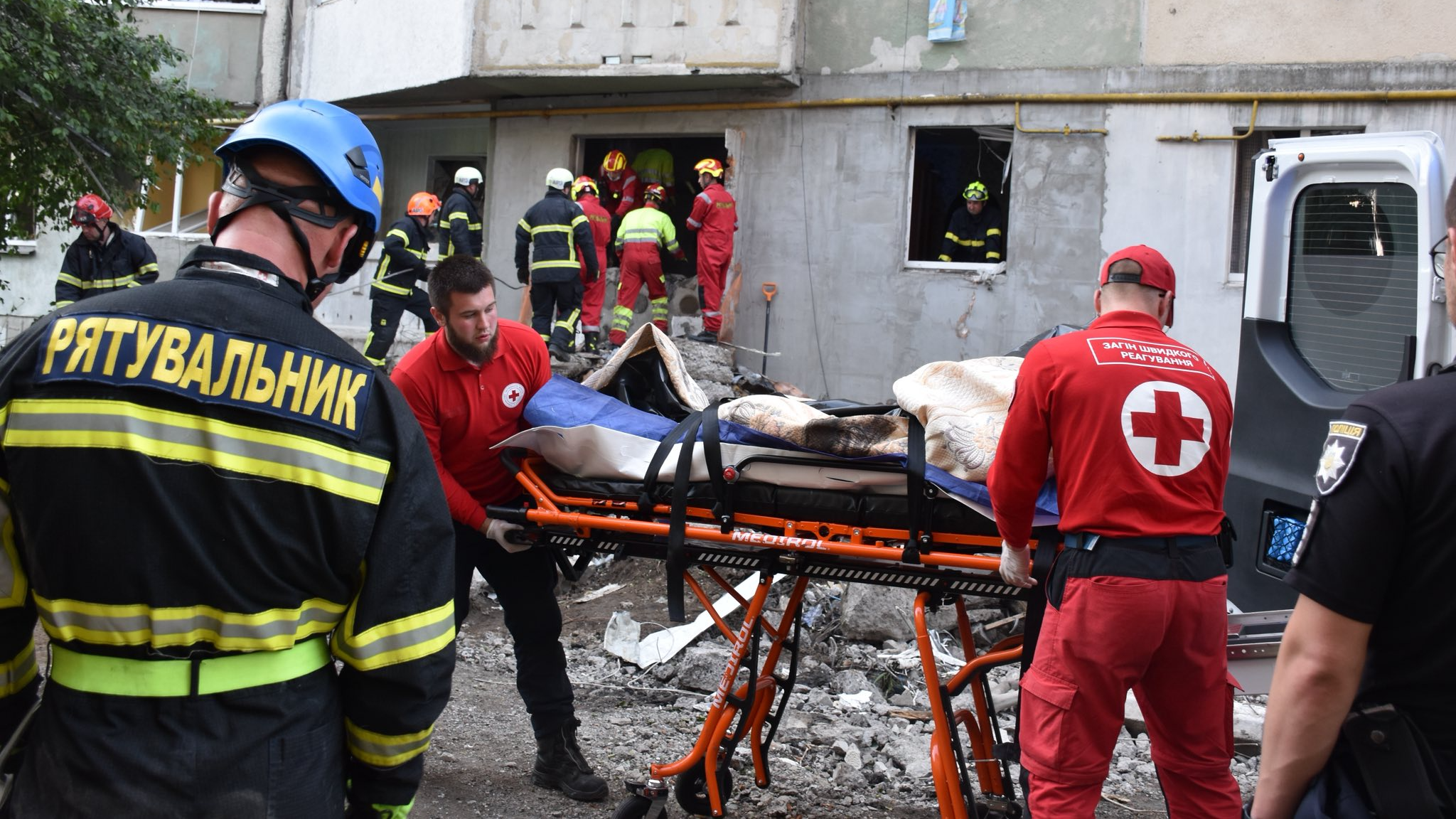 З-під завалів у Луцьку деблокували тіло чоловіка: його кохана досі під уламками