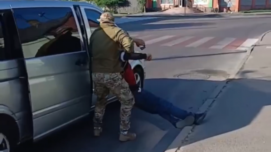 У Луцьку чоловіка затягнули в бус: у ТЦК пояснили, що сталося