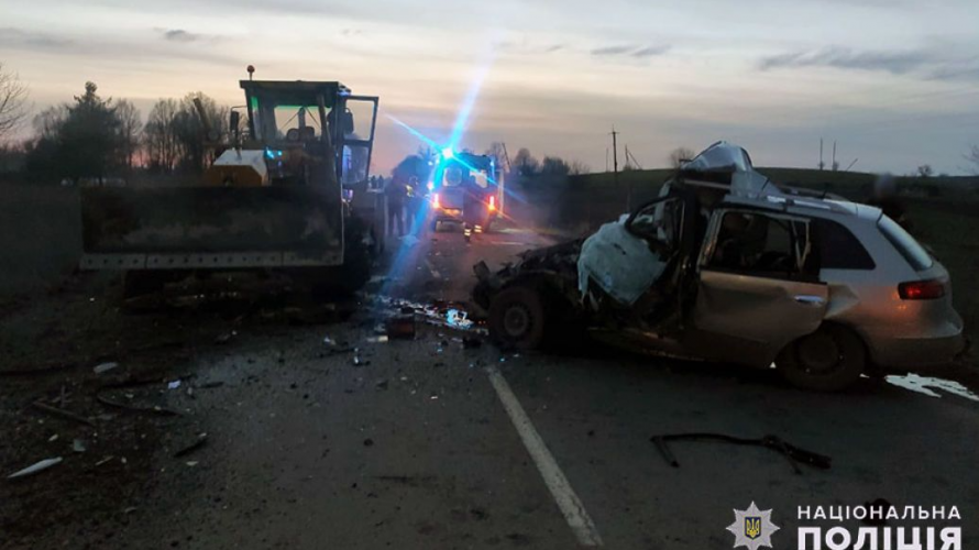 На дорозі зіткнулися автогрейдер і легковик: троє людей загинули у страшній ДТП на Хмельниччині