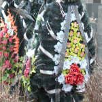 Кладовища Луцька завалені пластиком: чим небезпечні штучні квіти та вінки