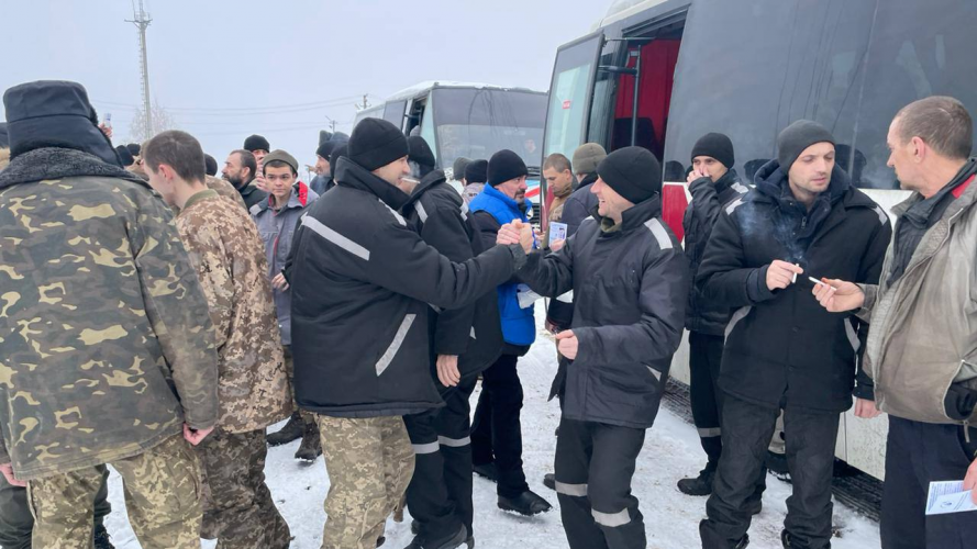 Україна повернула з полону понад 100 захисників. Серед них - оборонці Маріуполя, партизани та воїни з-під Бахмута