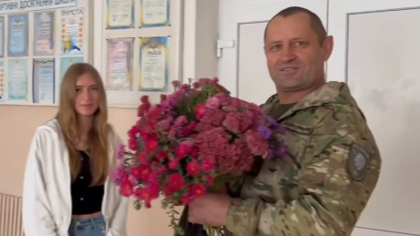 Директор ліцею на Волині повернувся з фронту: учні влаштували зворушливу зустріч