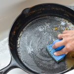 Простий спосіб очистити сковорідку всередині та зовні: чорний нагар зійде за хвилини