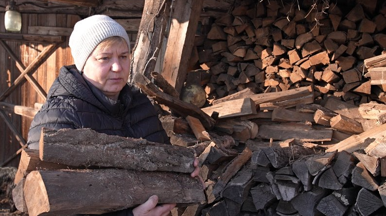 «Якщо є дрова, не страшні ні холод, ні голод»: як у селі на Волині люди прилаштувалися до відключень світла