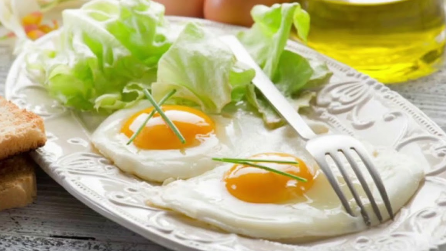 Дієтичний та дуже смачний сніданок без краплі олії: як посмажити яйця на воді