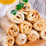 Ніжні млинці з солодкою яблучною начинкою: рецепт, який підкорив мережу