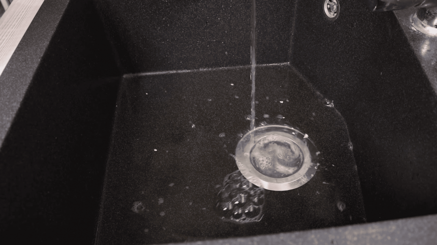 Як швидко прочистити раковину вдома без хімії