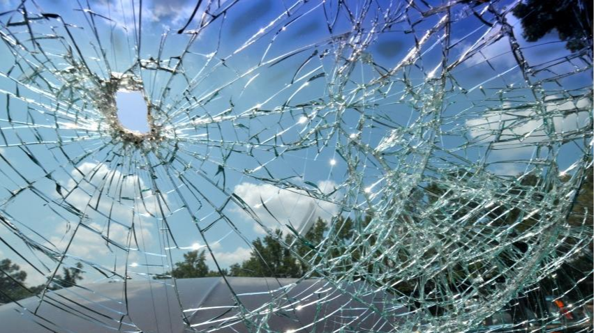 На Волині чоловік кинув камінь в автомобіль жінки і вдарив її: як його покарали