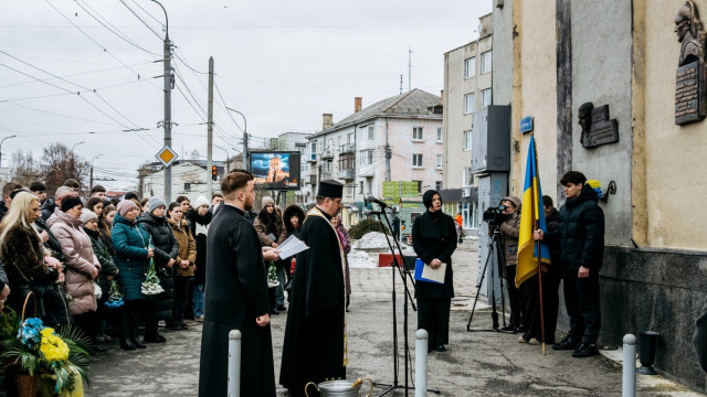 «Він ніколи не думав про себе й не скаржився»: у Луцьку відкрили меморіальну дошку на честь бойового медика Романа Ткача