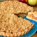 Тертий яблучний пиріг, який завжди вдається — простий рецепт із хрумким тістом і соковитою начинкою