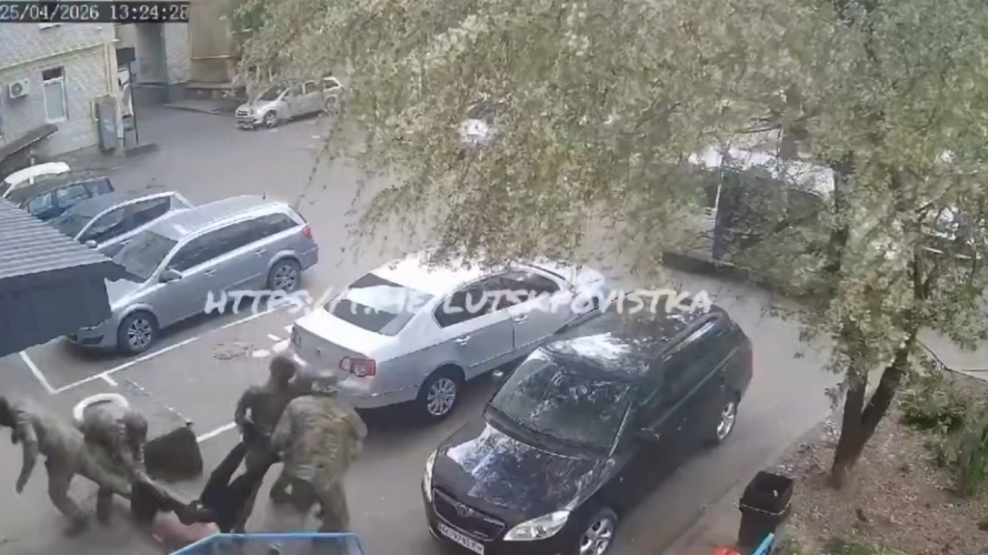 Силова мобілізація 33-річного чоловіка біля під’їзду в Луцьку: що кажуть у ТЦК