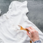 Навіть сліду не залишиться: як і чим вивести жирні плями на одязі в домашніх умовах