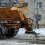 Через ожеледицю у Луцьку на тротуарах та пішохідних доріжках працює спецтехніка