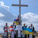 Священники з Волині піднесли молитви за Україну та її загиблих захисників на горі Говерла