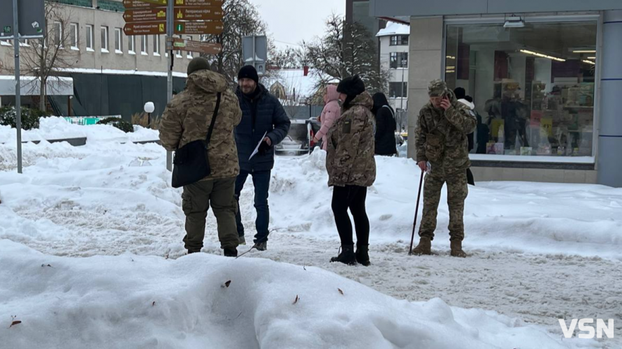 «Це не жебрацтво»: чому ветерани у Луцьку роздають пробники парфумів за донат